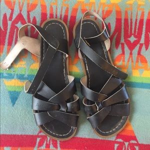 Saltwater sandals, black!